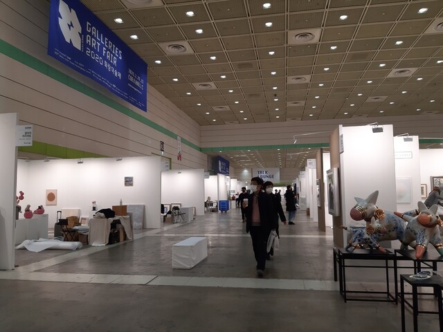 지난 19~23일 서울 삼성동 코엑스에서 한국화랑협회 주최로 열린 ‘2020화랑미술제’의 마지막날 모습. 폐막 시간 전부터 업주들이 작품 철수작업을 서두르는 등 장터 곳곳에서 어수선한 분위기가 역력했다. 행사기간 전시장을 찾은 관객은 1만3000여명으로 전년의 절반에도 미치지 못했다. 노형석 기자