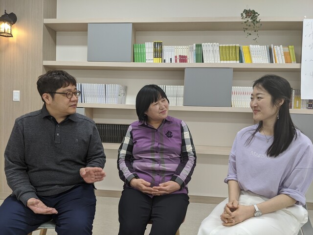 지난 17일 오전 서울 중랑구 신현고에서 김웅(왼쪽부터), 김현, 정한나 교사가 온라인 개학, 원격수업 실시의 의미 등에 대해 이야기를 나누고 있다