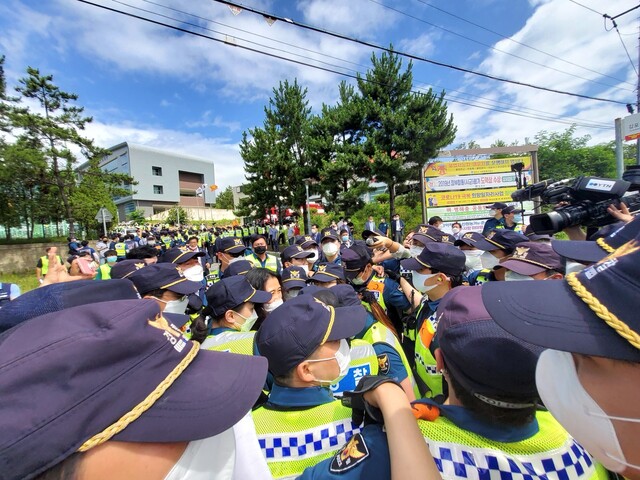 24일 오전 월성원전 임시저장시설 확충 관련 지역 의견수렴 결과를 발표하는 경북 경주 감포읍복지회관 입구에서 행사장 진입을 시도하는 반대 단체 관계자들과 경찰이 뒤엉켜 있다. 연합뉴스