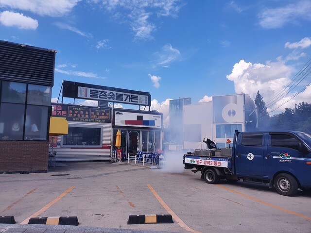 A quarantined vehicle in Dong-gu, Daegu, is quarantining the area around Dongchon Charcoal Fire Garden at Dongchon Amusement Park in Hyomok 1-dong, Dong-gu, Daegu on the afternoon of the 30th. This restaurant is where Daegu Sarang Church members, who suffered a corona infection, ate.  By Kim Il-woo, Staff Reporter cooly@hani.co.kr