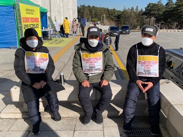 17일 서울 영등포구 국회 본청 앞에서 고 김용균씨의 어머니 김미숙씨(왼쪽부터), 고 이한빛씨의 아버지 이용관씨, 이상진 민주노총 부위원장이 &lt;한겨레&gt;와 인터뷰하고 있다. 이주빈 기자