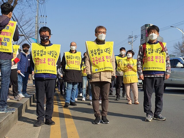 22일 오전 경북 경산시 백천동 경산중앙병원 앞에서 고 정유엽군 아버지 정성재씨가 도보행진을 하고 있다. 김일우 기자 cooly@hani.co.kr