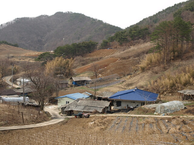 박경철 충남연구원 연구위원이 농민기본소득 연구를 위해 2015년에 방문했던 충남 금산군의 한 마을이다. 이 농촌 마을은 당시 인구가 줄어 26가구만 남은 상황이었다. 박경철 충남연구원 연구위원 제공