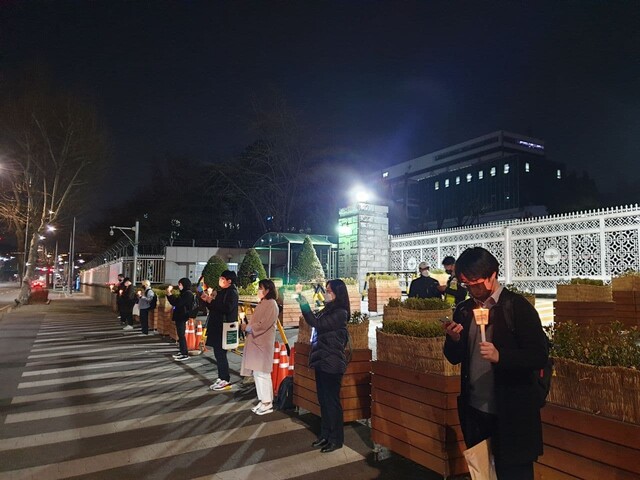 ‘변희수 하사 추모행동’에 참가한 시민들이 국방부 정문 앞에 서있다.