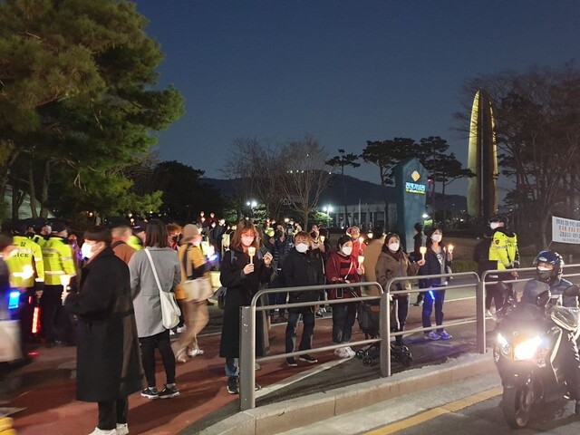 ‘변희수 하사 추모행동’에 참여한 시민들 모습.