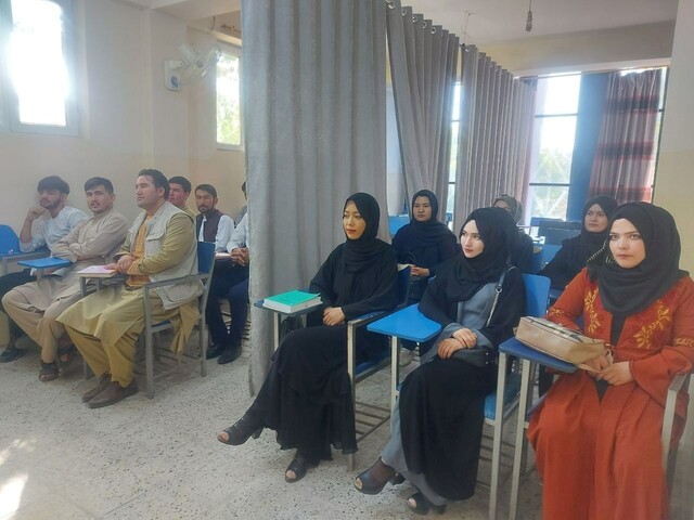 카불 이븐시나 대학의 강의실에서 6일 커튼으로 남녀의 공간을 분리한 채 학생들이 강의를 듣고 있다. 트위터 갈무리