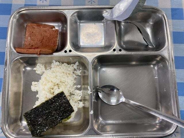 군 급식 부실을 성토하며 사회관계망서비스에 올라온 사진. 갈무리 군 급식 부실을 성토하며 사회관계망서비스에 올라온 사진. 갈무리
