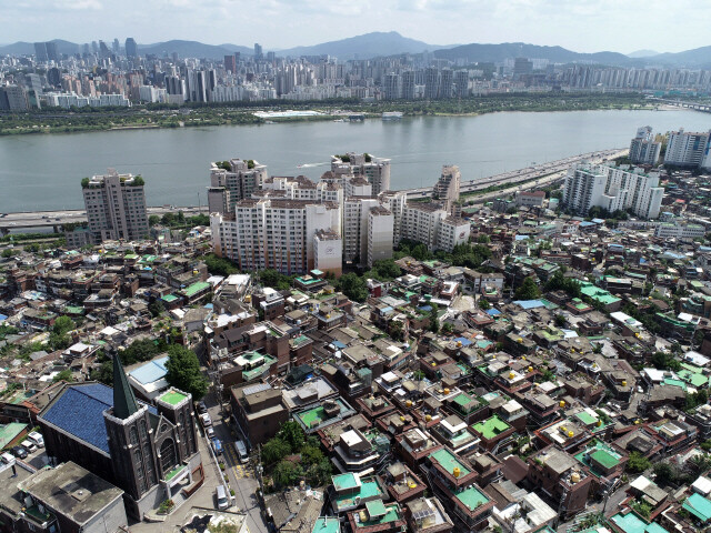 한남3구역 랜드마크인 한광교회 주변에 오래된 주택이 빼곡하다. 한강 건너 강남아파트 밀집지역이 멀리 보인다. 이정우 선임기자 woo@hani.co.kr