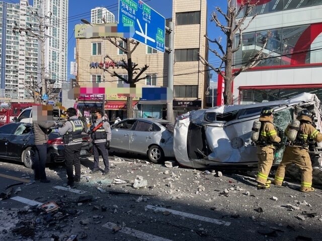 홈플러스 부산 연산점 주차장에서 추락한 택시 등을 구조대원들이 살펴보고 있다. 부산경찰청 제공