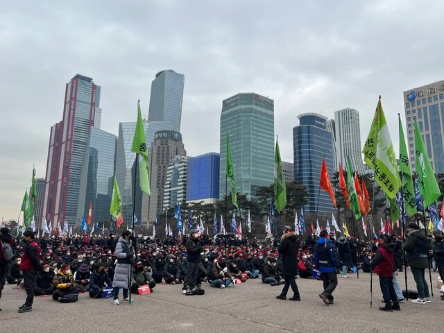 민주노총 등 진보단체가 결성한 전국민중행동이 15일 오후 서울 영등포 여의도공원에서 ‘2022년 민중총궐기’를 열고 있다. 이우연 기자