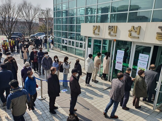 4일 오전 광주시 북구 전남대 안 용봉동 사전투표소에 투표를 기다리는 유권자들이 줄을 서서 기다리고 있다. 정대하 기자