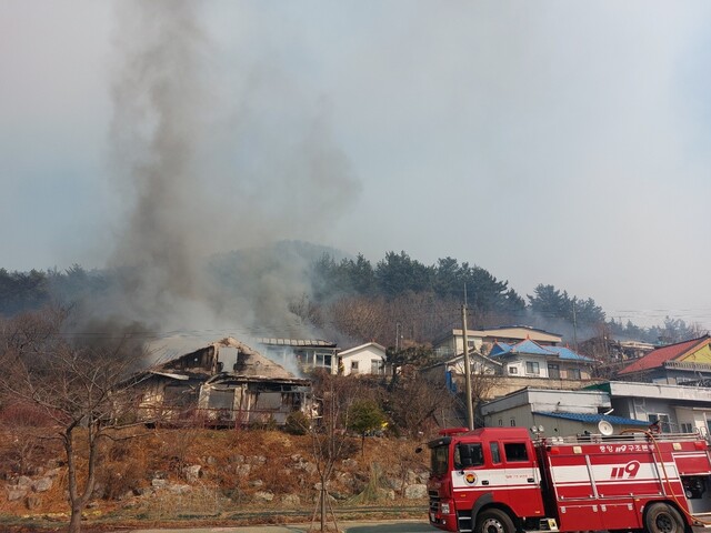 5일 강릉 옥계에서 시작된 산불이 강풍을 타고 번지면서 동해시 도심 곳곳이 큰 피해를 봤다. 박수혁 기자 <a href="mailto:psh@hani.co.kr">psh@hani.co.kr</a>