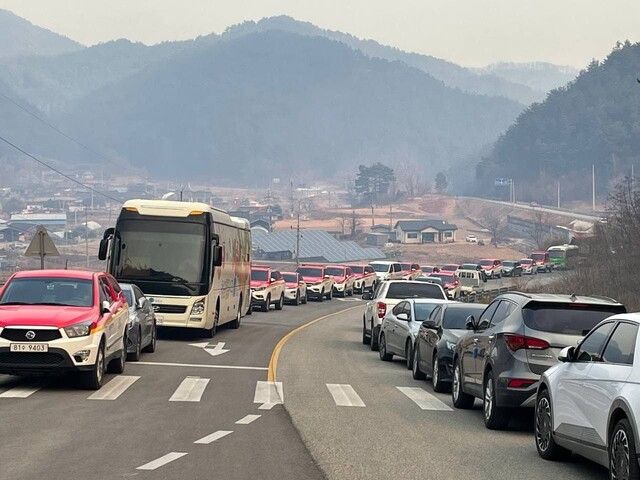 6일 오전 경북 울진 북면 모봉산 쪽에 화재 진압을 위한 차량들이 줄지어 서 있다. 이주빈 기자