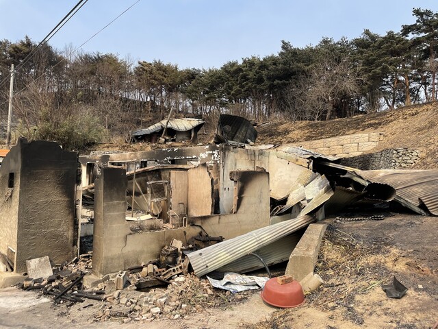 7일 경북 울진 북면 나곡2리 대피소 옆에 있는 집이 화재로 소실돼 있다.