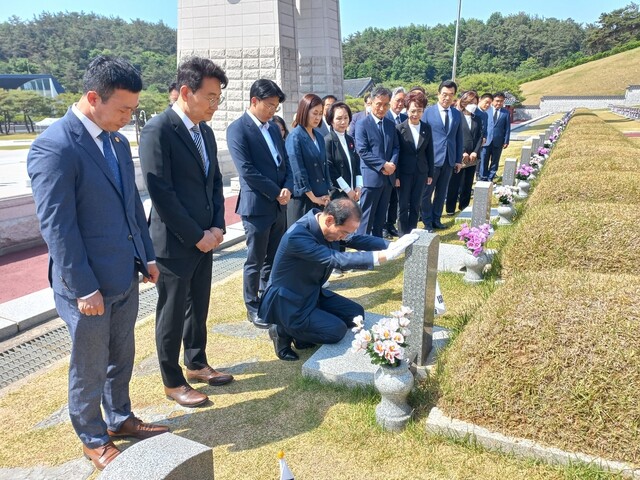 주기환 국민의힘 광주시장 후보 등 6·1지방선거 광주지역 출마자들이 2일 오전 광주 국립5·18민주묘지를 찾아 참배하고 있다. 국민의힘 광주시당 제공