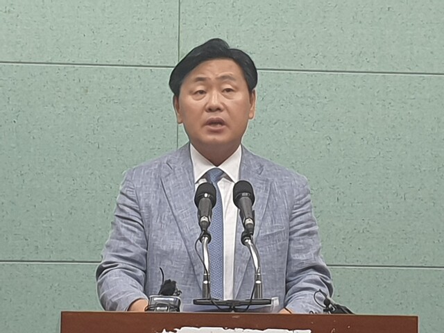 김관영 전북지사 당선자가 8일 오전 전북도의회에서 인수위 구성 명단을 발표하고 있다. 박임근 기자