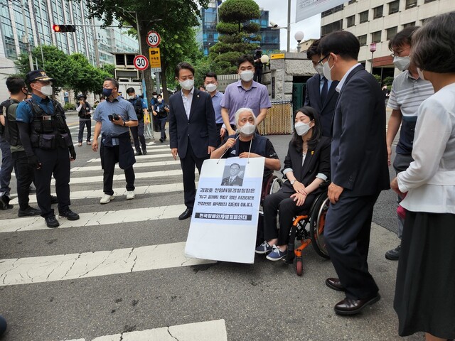 27일 오전 9시12분께 김원태 서울청 공공안녕정보외사부장이 전장연 등의 면담요구서를 전달받기 위해 서울청 정문 앞으로 나오고 있다. 고병찬 기자