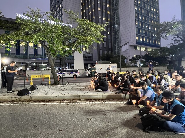 11일 저녁 서울에 내린 폭우로 반지하에 갇혀 사망한 홍아무개씨 가족을 추모하는 문화제가 열리고 있다. 이우연 기자 azar@hani.co.kr