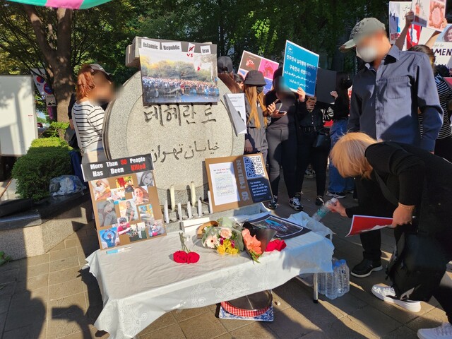 마흐사 아미니(22)를 추모하고, 이란 정부를 규탄하는 이란인들이 25일 오후 2시부터 서울 강남구 테헤란로 표지석 앞에서 집회를 벌였다. 이들은 표지석 앞에 아미니를 추모하기 위한 사진과 촛불, 꽃 등을 놓았다. 고병찬 기자