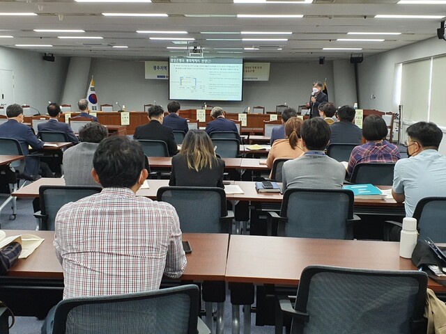 광주시와 균형발전연구원, 경제문화공동체 더함은 지난 6일 광주시의회 예산결산특별위원회 회의실에서 광주지역 경제 활성화를 위한 공공은행 설립 토론회를 열었다.정대하 기자