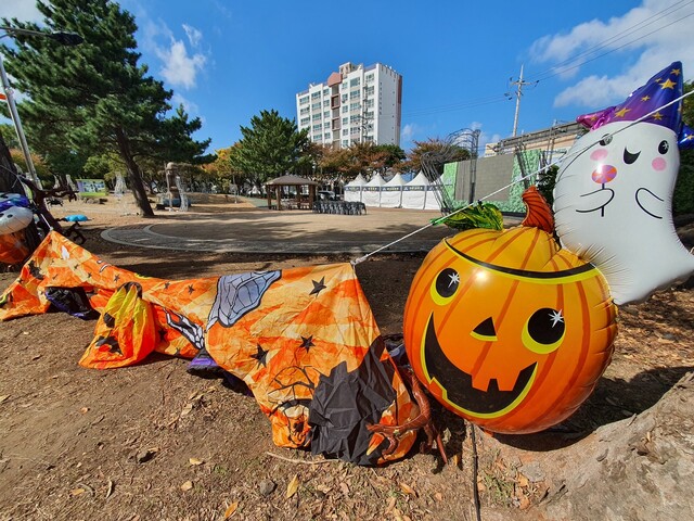 지난 29일 발생한 이태원 참사와 관련해 희생자 애도를 위해 제주 신산공원에서 예정된 신산 빛의거리 축제의 핼러윈 행사가 전면 취소됐다. 연합뉴스