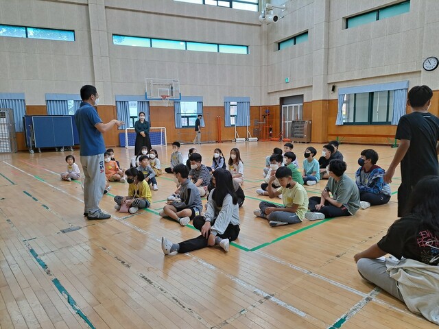 전북교육청에서 진행하는 농촌유학 협력학교인 전북 임실 지사초등학교의 체육관에서 지난달 학생들이 수업을 받고 있다. 전북교육청 제공