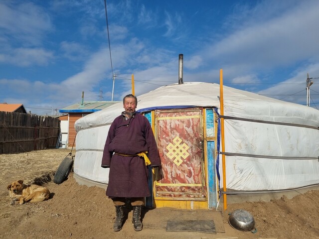 1999년 ‘조드’로 가축 300마리를 잃은 바트바타르(52)가 지난달 27일 몽골 울란바토르 낮은 산지 언덕에 있는 게르 앞에 서 있다. 올란바토르/기민도 기자 key@hani.co.kr