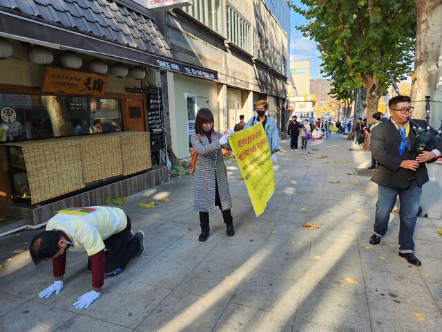 19일 오후 2시4분 서울 용산구 우크라이나 대사관 일대에서 박영하 미얀마돕기시민모임 회원이 삼보일배를 하며 미얀마 대사관으로 향하고 있다. 고병찬 기자