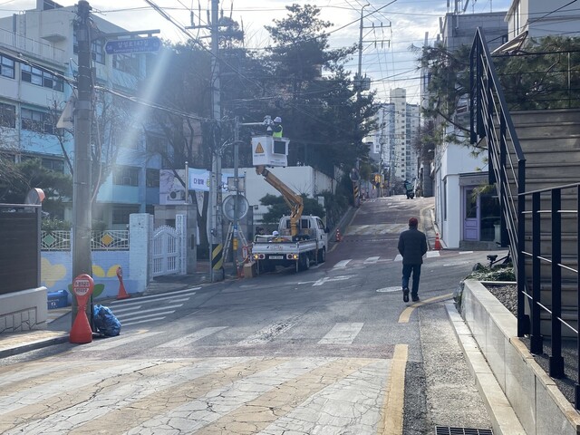 8일 낮 12시께 찾은 서울 강남구 청담동 언북초등학교 후문. 현장 직원이 방범용 시시티브이(CCTV)를 손보고 있다. 곽진산 기자 kjs@hani.co.kr