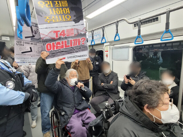 지난 12일 서울지하철 4호선 삼각지역에서 사당역까지 이어진 전국장애인차별철폐연대(전장연)의 제146차 출근길 선전전. 이날 아침 지하철에 탑승한 전장연 박경석 상임공동대표가 장애인권리예산의 필요성에 대해 외치고 있다. 장예지 기자 penj@hani.co.kr