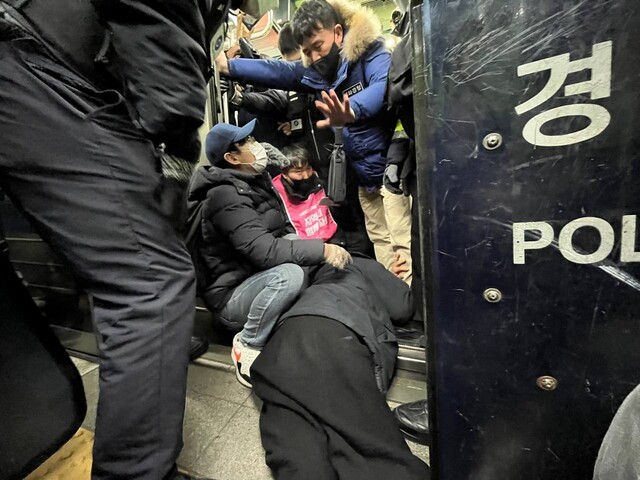 20일 오후 3시 50분께 박경석 전국장애인차별철폐연대 상임공동대표가 서울지하철 4호선 삼각지역에서 서울역행 열차 탑승을 시도하고 있다. 전국장애인차별철폐연대 제공