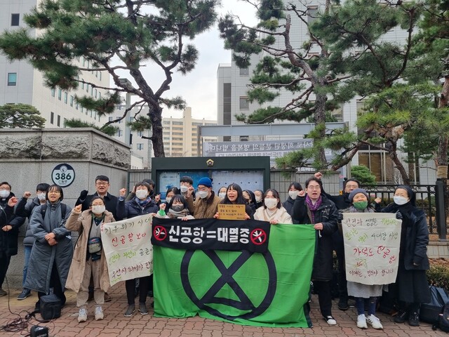 기후활동가들이 지난 17일 서울 양천구 서울남부지법 앞에서 기자회견을 열고 기후직접행동의 정당성을 주장했다. 기민도 기자 key@hani.co.kr