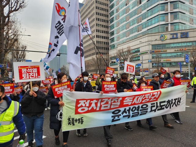 18일 오후 3시40분께 ‘김건희 특검·윤석열 퇴진 전국집중 촛불 대행진(26차)’ 사전집회에 참여한 참가자들이 서울 용산구 남영동 쪽을 지나가고 있다. 고병찬 기자