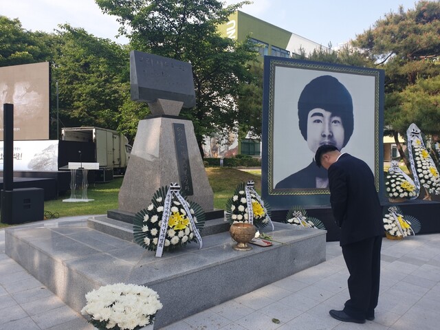 이날 행사에 앞서 한 참석자가 고 이세종 열사에 헌화하고 있다. 박임근 기자