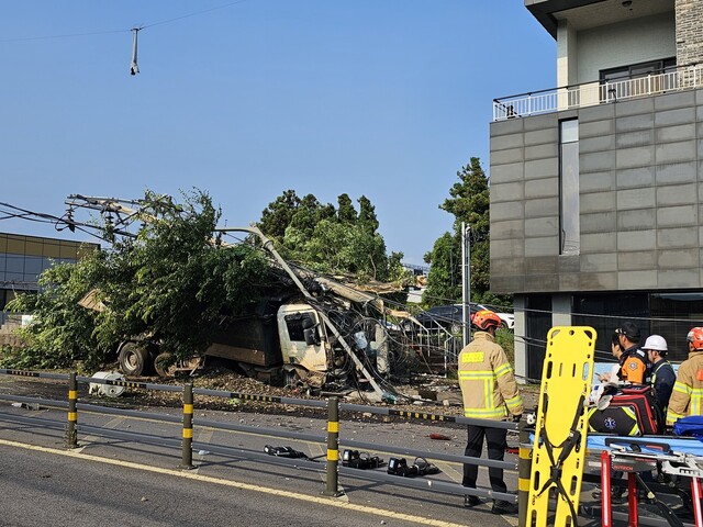 15일 오후 제주 서귀포시 동홍동에서 덤프트럭이 차량 3대를 추돌하고 전신주를 들이받아 2명이 숨지고 2명이 크게 다쳤다. 독자 제공