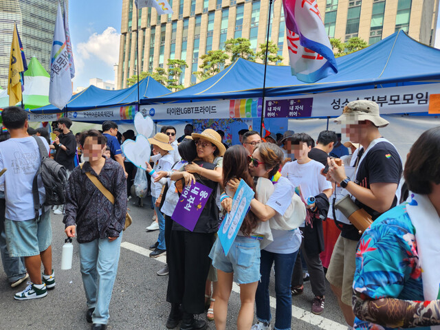 1일 오후 2시14분 ‘제24회 서울퀴어퍼레이드’ 성소수자 부모모임 부스 앞에서 ‘프리허그’ 행사가 진행되고 있다. 고병찬 기자