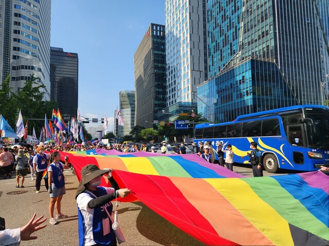 1일 오후 4시30분 ‘제24회 서울퀴어퍼레이드’에 참가한 시민들이 행진에 나서고 있다. 이날 행진은 서울 백병원·명동역·한국은행·서울광장·종각역·탑골공원 등 도심 구간을 지난다. 고병찬 기자