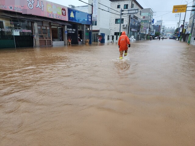 물에 잠긴 전북 군산시의 한 도로를 소방관이 지나가고 있다. 전북소방본부 제공