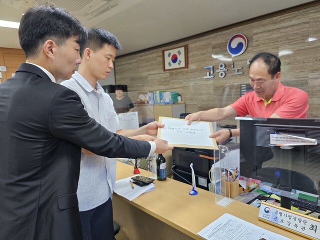 19일 전남 영암군 대불산업단지 선박제조업체에서 일하다 숨진 하청노동자 유족과 법률대리인이 원·하청 사업주를 처벌해달라며 고용노동부 목포지청에 고소장을 제출하고 있다.금속노조 광주전남지부 제공