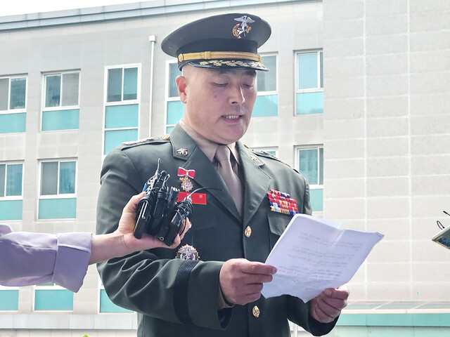 고 채아무개 상병 수사와 관련해 '집단항명 수괴' 혐의로 입건된 박정훈 전 해병대 수사단장이 11일 서울 용산구 국방부 검찰단 앞에서 입장문을 읽고 있다. 군 검찰단 출석이 예정됐던 박 전 수사단장은 "국방부 검찰단의 수사를 명백히 거부한다"고 밝혔다.연합뉴스