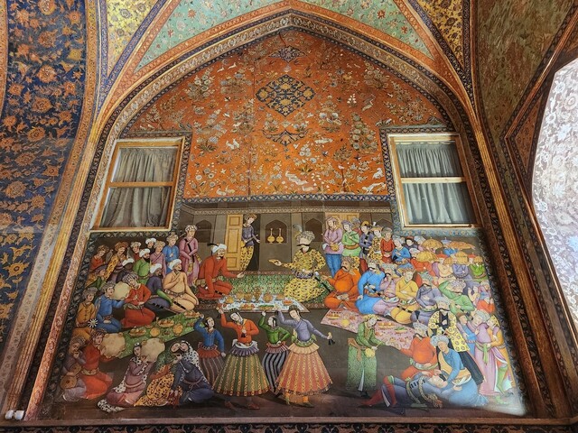 체헬 소툰 궁전 내부에 있는 사파비 왕조의 궁정을 묘사한 세밀화.