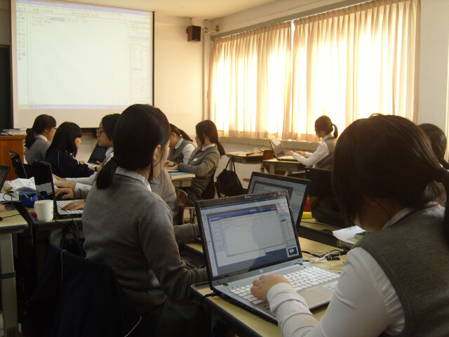 미림여자정보과학고 학생들이 수업을 하고 있다. 한겨레 자료