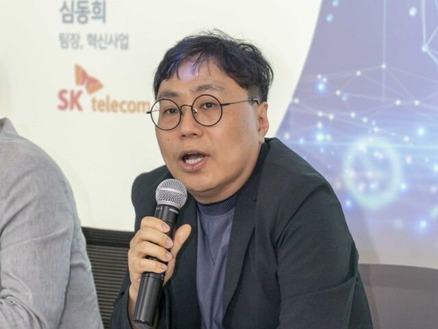 심동희 에스케이텔레콤(SKT) 혁신사업추진팀장이 지난 28일 오전 서울시 중구 삼화타워 에스케이텔레콤 기자실에서 양자보안통신에 대해 설명하고 있다. 에스케이텔레콤 제공