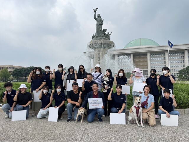 19일 오전 서울 여의도 국회도서관 야외음악당에서 열린 ‘개농장 구조견과 함께하는 산책, 꽃길’ 행사는 국회에 발의된 개 식용 금지 관련 법안의 조속한 통과를 촉구하기 위해 진행됐다. 김지숙 기자 suoop@hani.co.kr