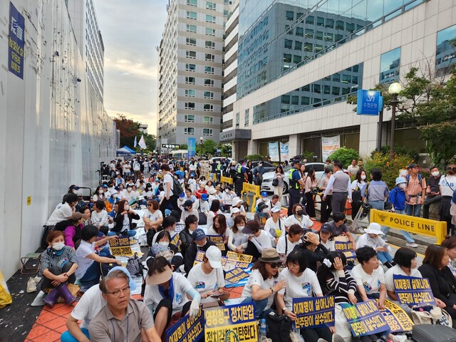 이재명 더불어민주당 대표의 체포동의안이 국회에서 가결된 21일 오후 6시, 서울 여의도 민주당사 앞에 지지자들이 결집해 체포동의안 가결에 항의하고 있다. 고병찬 기자