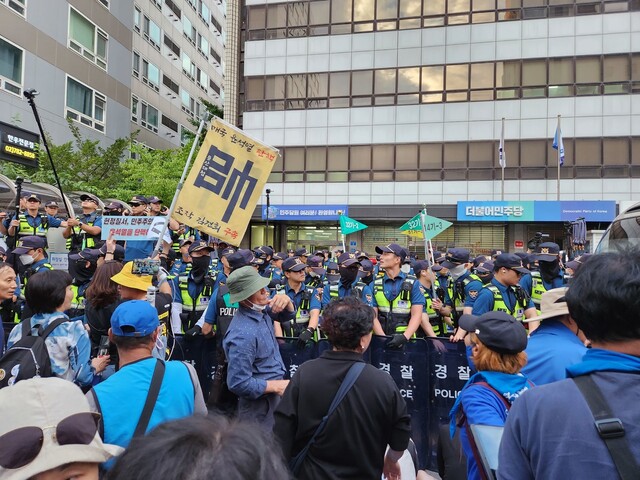 이재명 더불어민주당 대표의 체포동의안이 국회에서 가결된 21일 오후 6시, 서울 여의도 민주당사 앞에 지지자들이 결집해 체포동의안 가결에 항의하고 있다. 고병찬 기자