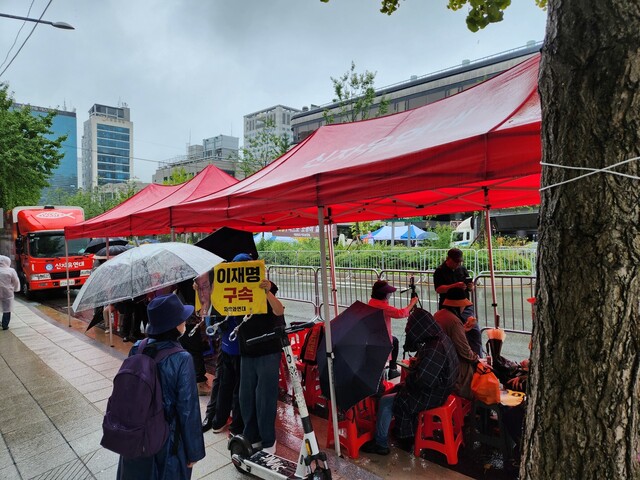 26일 오전 11시께 서울 서초구 서초동 서울중앙지법 앞 도로에서 신자유연대가 법원에 이재명 대표의 구속영장을 발부할 것을 촉구하고 있다. 고병찬 기자