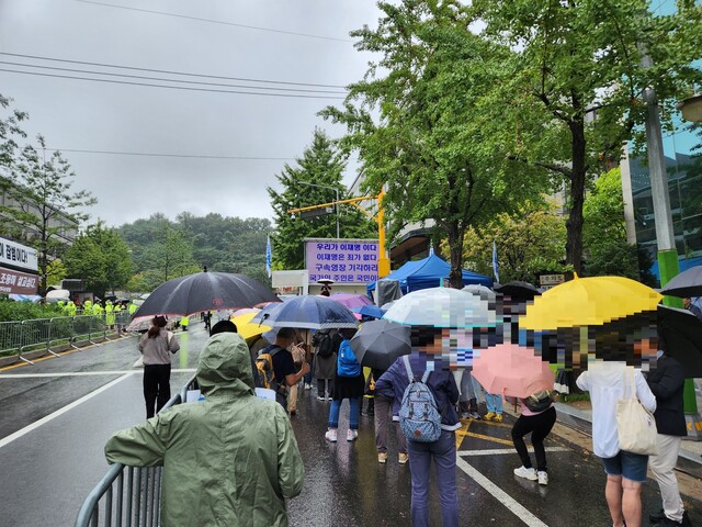 26일 오전 10시께 서울 서초구 서초동 서울중앙지법 앞 도로에서 이재명 대표 지지자들이 법원에 이 대표의 구속영장을 기각할 것을 촉구하고 있다. 고병찬 기자