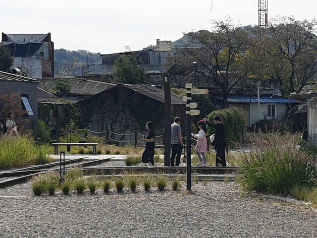 지난 6일 간이역처럼 꾸며진 전북 전주시 덕진구 팔복동 시민쉼터에서 어린이 등이 철길을 걷고 있다. 박임근 기자