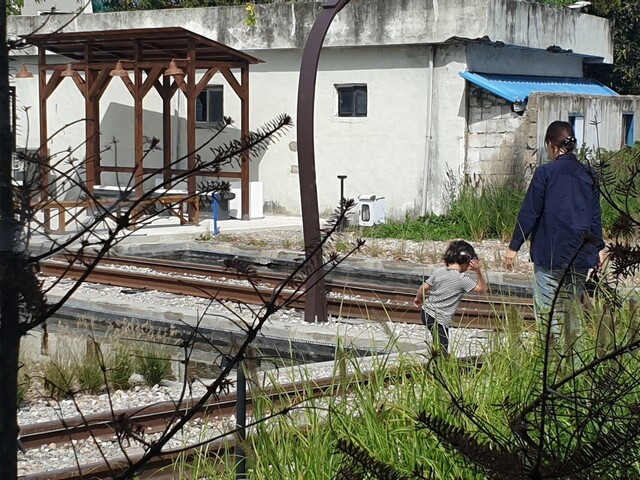 지난 6일 오후 철길이 꾸며져 있는 전북 전주시 덕진구 팔복동 신복마을 일대 시민쉼터에서 점심을 먹고 나온 모녀가 걷고 있다. 박임근 기자